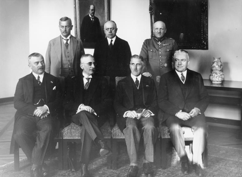 Franz von Papen posing with his cabinet members in 1932